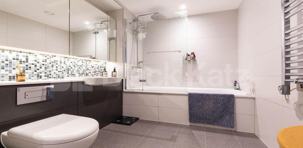 Luxury 2 bed two bath with balcony in a private modern development in Camden.  Cliff Villas, Camden 